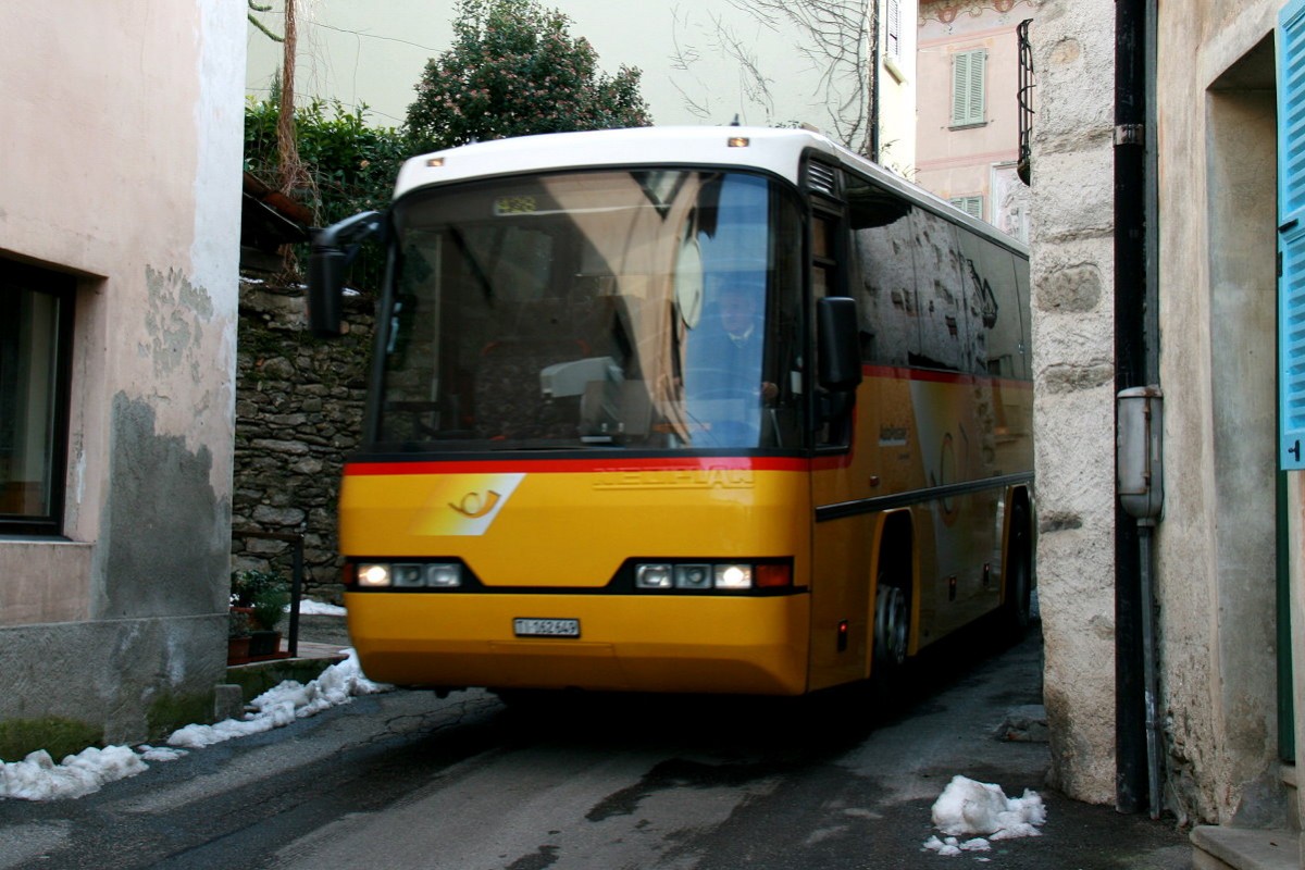 Ein Neoplan 312K Postauto auf dem Kurs 62.426 Novaggio - Sessa in Sessa; 31.01.2015