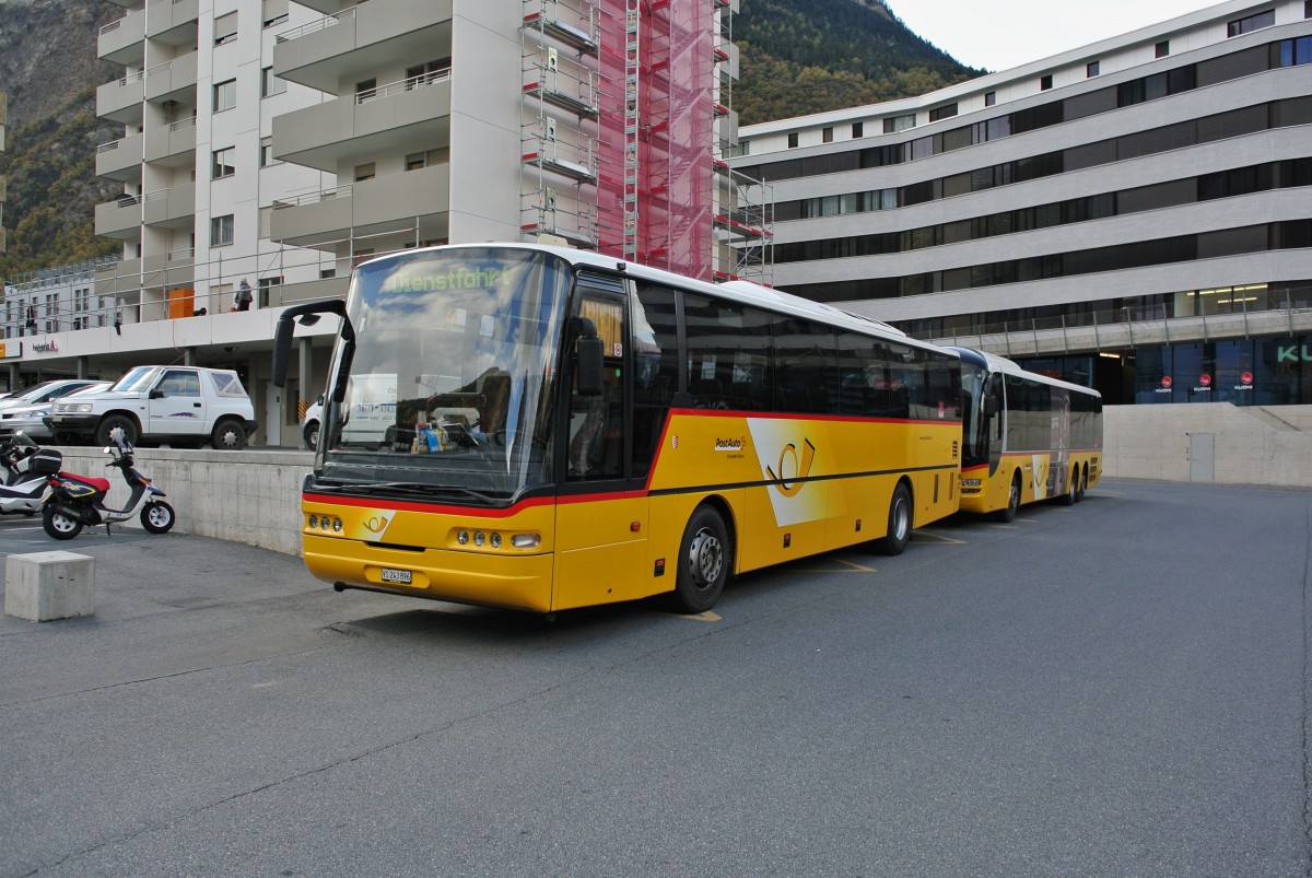 Ein Neoplan und ein MAN Lion's Regio dienen in Visp als Reserve für den Bahnersatz der MGB zwischen Visp und St. Niklaus, 03.11.2014.