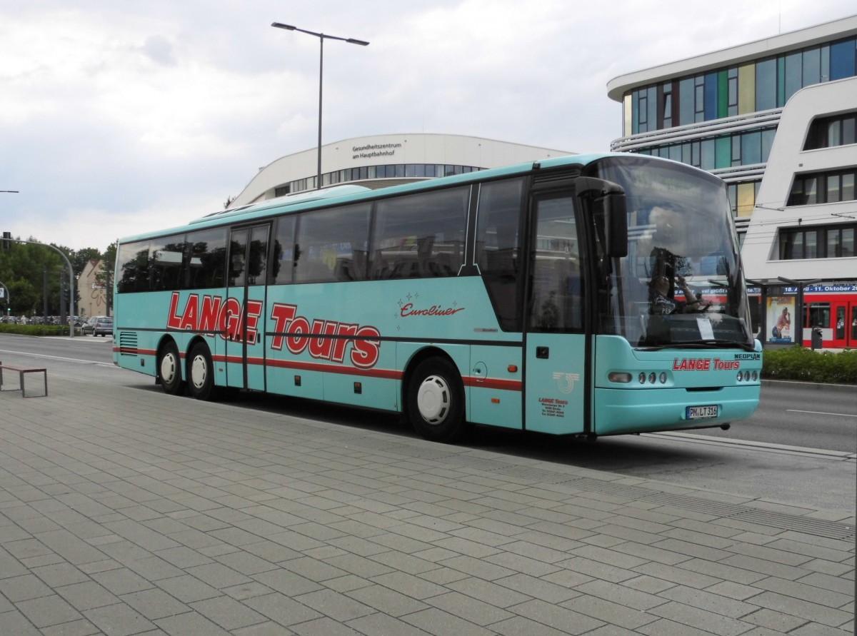 Ein Neoplan Euroliner der Fa. Lange aus Görzke, Brandenburg ZOB am 25.06.15