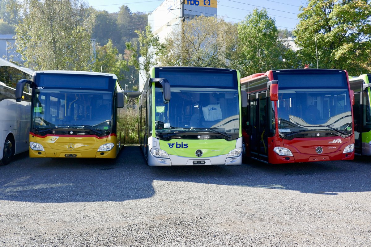 Ein neuer MB C2 K für PostAuto Interlaken, ein C2 Hybrid für die Busland AG und ein C2 für die AFA am 13.10.18 bei Evobus in Kloten abgestellt.