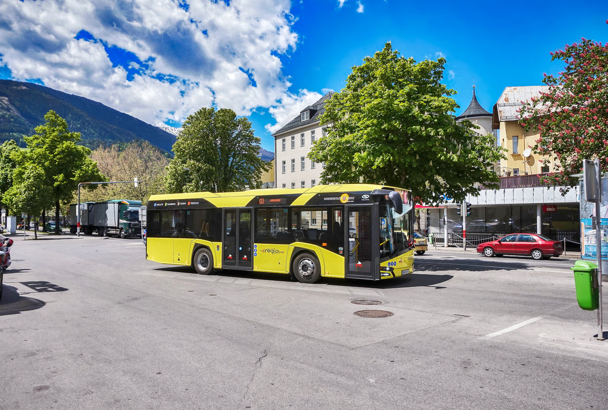 Ein New SOLARIS Urbino 10,5 von POSTBUS, fährt am 10.5.2017 in die Haltestelle Lienz Bahnhof ein.
Unterwegs war der Bus auf der Linie 3 (Lienz Gymnasium - Lienz Bahnhof - Amlach - Tristach - Lienz Bahnhof).