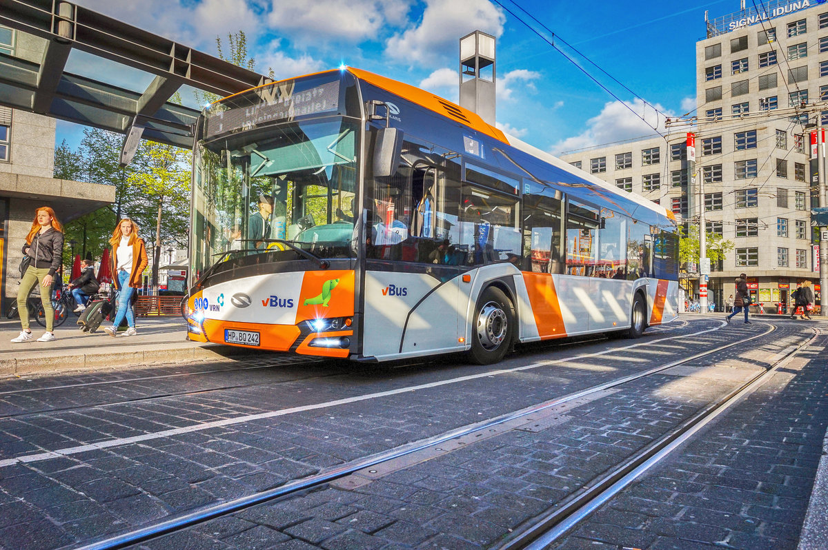 Ein New SOLARIS Urbino 12 von vBUS hält am 6.4.2017 an der Haltestelle Mannheim Hauptbahnhof.
Unterwegs war der Bus von Mannheim, Wasserturm nach Lindenhof, Lindenhofplatz, als SEV für die Tram-Linie 3, da diese den Hauptbahnhof aufgrund einer Baustelle umfährt.