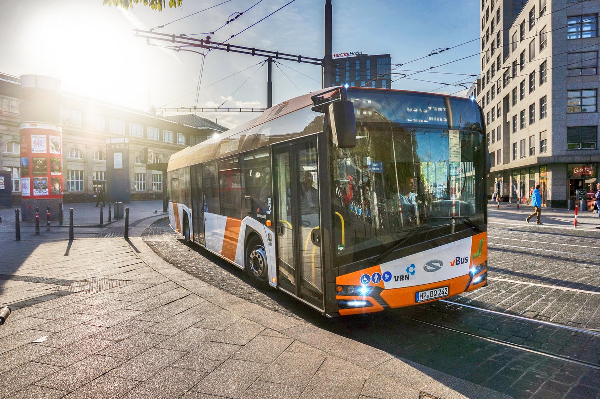 Ein New SOLARIS Urbino 12 von vBUS fährt am 6.4.2017 aus der Haltestelle Mannheim Hauptbahnhof aus.
Unterwegs war der Bus auf der Linie 60 (Mannheim Hauptbahnhof - Mannheim Oststadt Lanzvilla).