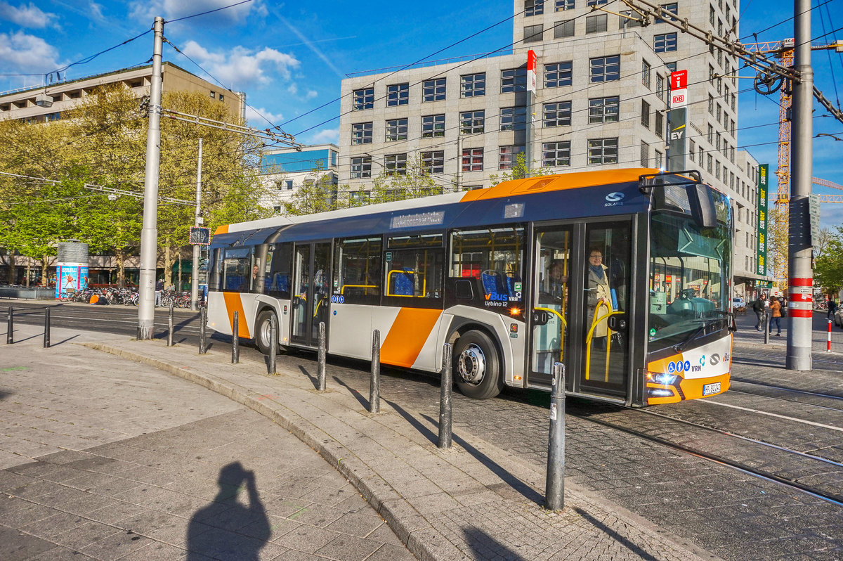 Ein New SOLARIS Urbino 12 von vBUS fährt am 6.4.2017 in die Haltestelle Mannheim Hauptbahnhof ein.
Unterwegs war der Bus von Mannheim, Wasserturm nach Lindenhof, Lindenhofplatz, als SEV für die Tram-Linie 3, da diese den Hauptbahnhof aufgrund einer Baustelle umfährt.