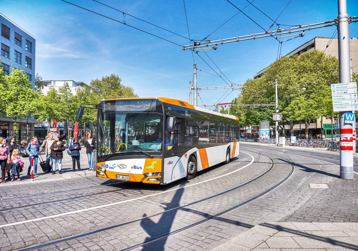 Ein New SOLARIS Urbino 12 von vBUS fährt am 20.4.2017 in die Haltestelle Mannheim Hauptbahnhof ein.
Unterwegs war der Bus von Mannheim, Wasserturm nach Lindenhof, Lindenhofplatz, als SEV für die Tram-Linie 3, da diese den Hauptbahnhof aufgrund einer Baustelle umfährt.