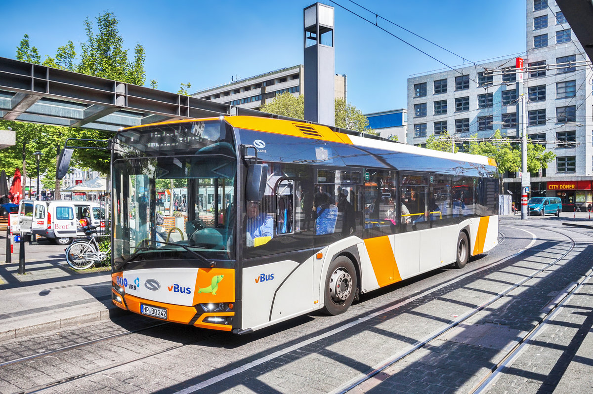 Ein New SOLARIS Urbino 12 von vBUS hält am 20.4.2017 in der Haltestelle Mannheim Hauptbahnhof.
Unterwegs war der Bus von Mannheim, Wasserturm nach Lindenhof, Lindenhofplatz, als SEV für die Tram-Linie 3, da diese den Hauptbahnhof aufgrund einer Baustelle umfährt.