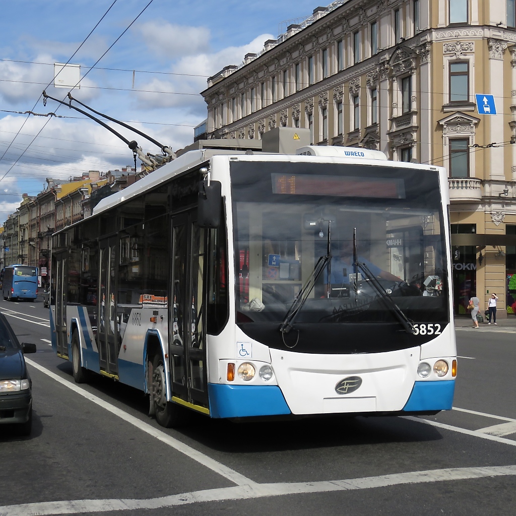 Ein Oberleitungsbus auf dem Newski-Prospekt (Невский проспект) in St. Petersburg, 16.7.17