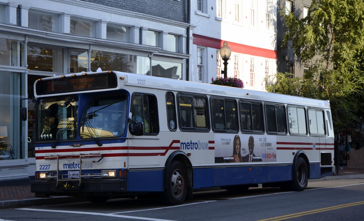 Ein Orion der metrobus Linie 31 beim Halt in Georgetown, einem Stadtteil von Washington D.C. (21.10.2013)