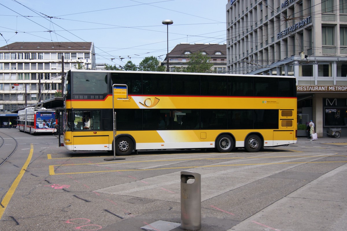 Ein Postauto in Form eines Neoplan Centroliner Doppelstock steht auf dem St. Galler Bahnhofsplatz für seine Fahrt in Richtung Heiden bereit.