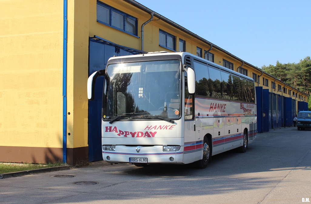 Ein Renault Iliade am 22.05.2014 auf einer ehemaligen Kaserne im Potsdam Mittelmärkischen Kreis, welche nun für Erntehelfer als Saison-Bleibe dient.