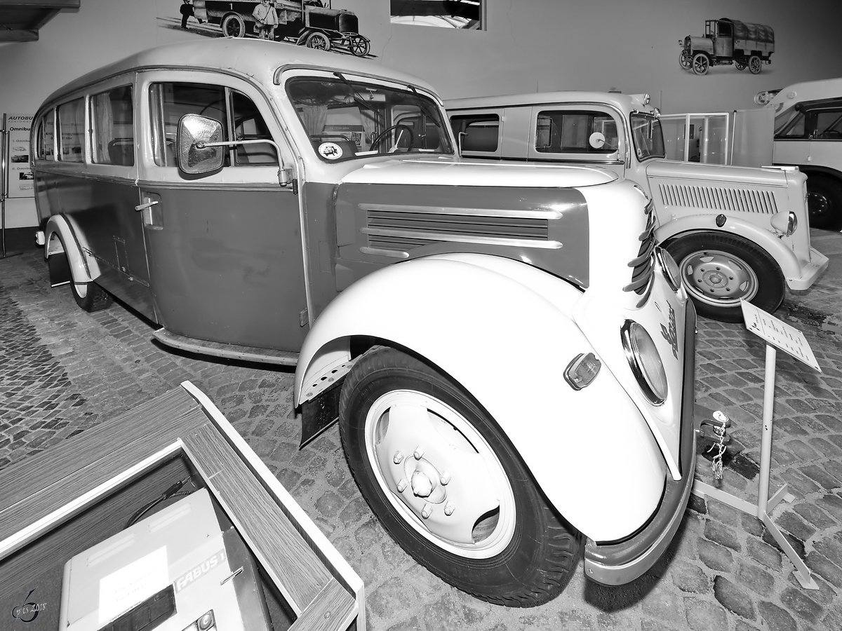 Ein Robur Garant 30 K VW/B 18 steht im Sächsischen Nutzfahrzeugmuseum Hartmannsdorf. (August 2018)