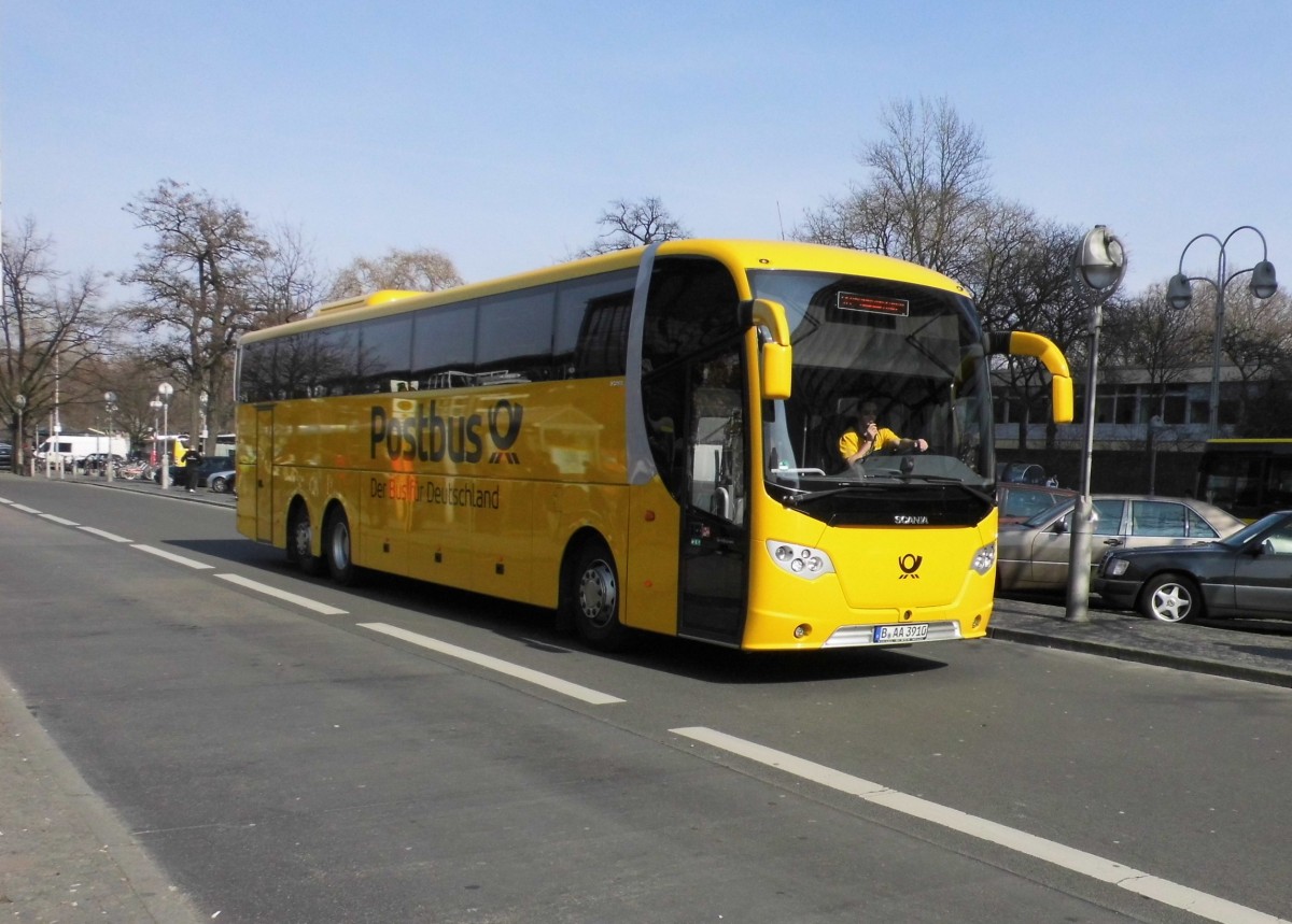 Ein Scania OmniExpress 360 von ADAC Postbus (Fa.Der Tempelhofer GmbH) am Bahnhof Zoo, 23.03.15