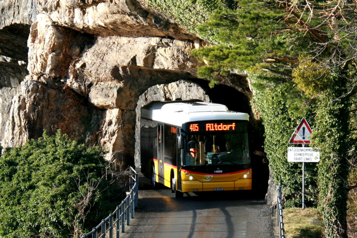 Ein Scania/Hess K320 UB Postauto auf dem Kurs 60.405 Seilbahn St. Jakob - Isental - Altdorf kurz vor der Station Isleten; 10.01.2015