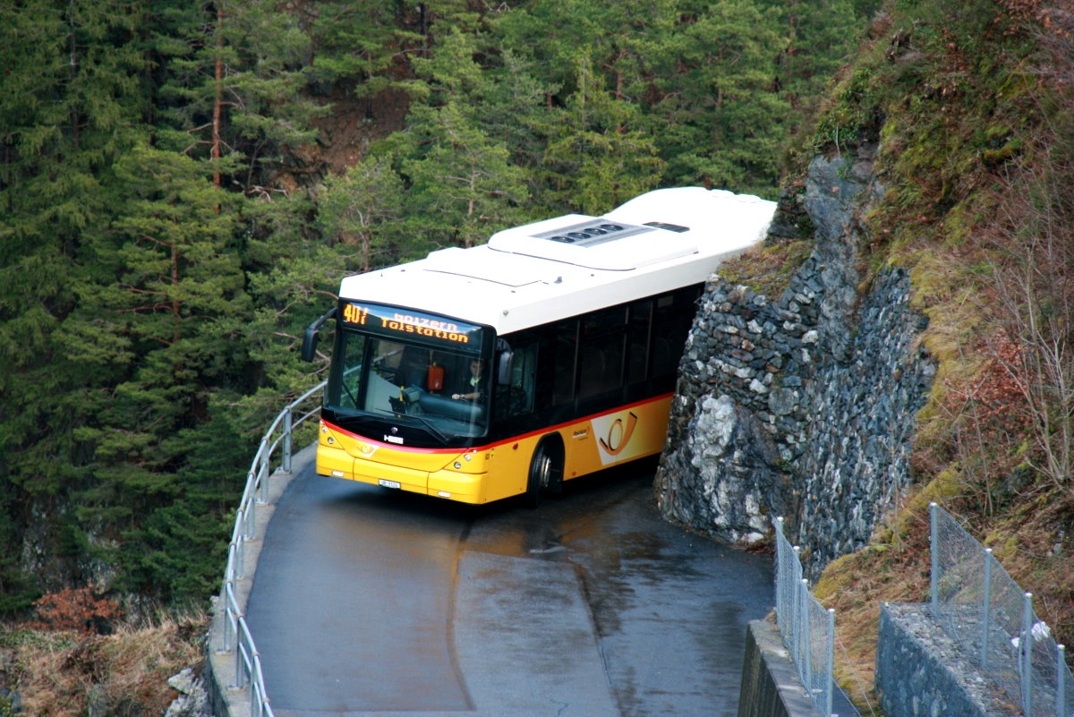 Ein Scania/Hess K320 UB Postauto auf dem Kurs 60.407 Amsteg - Bristen - Golzern Seilbahn in der Maderanerschlucht; 10.01.2015