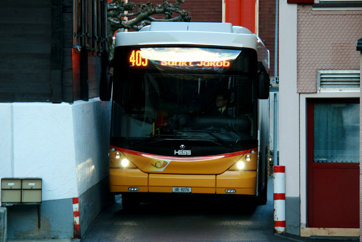 Ein Scania/Hess K320 UB Postauto auf dem Kurs 60.405 Altdorf - Isental - Seilbahn St. Jakob in Isental; 10.01.2015