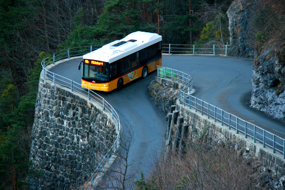 Ein Scania/Hess K320 UB Postauto auf dem Kurs 60.405 Seilbahn St. Jakob - Isental - Altdorf oberhalb von Isleten; 10.01.2015