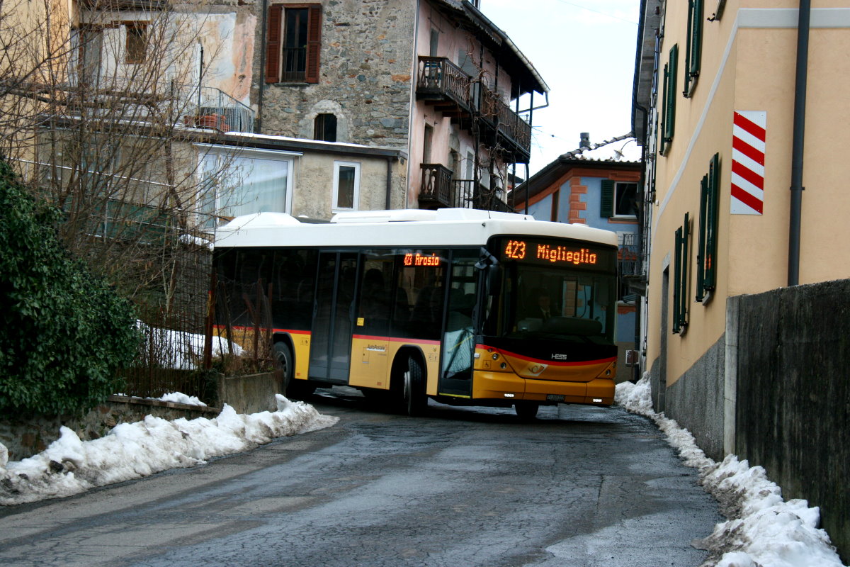 Ein Scania/Hess K320 UB Postauto auf dem Kurs 62.423 Lamone - Miglieglia in Breno; 24.01.2015