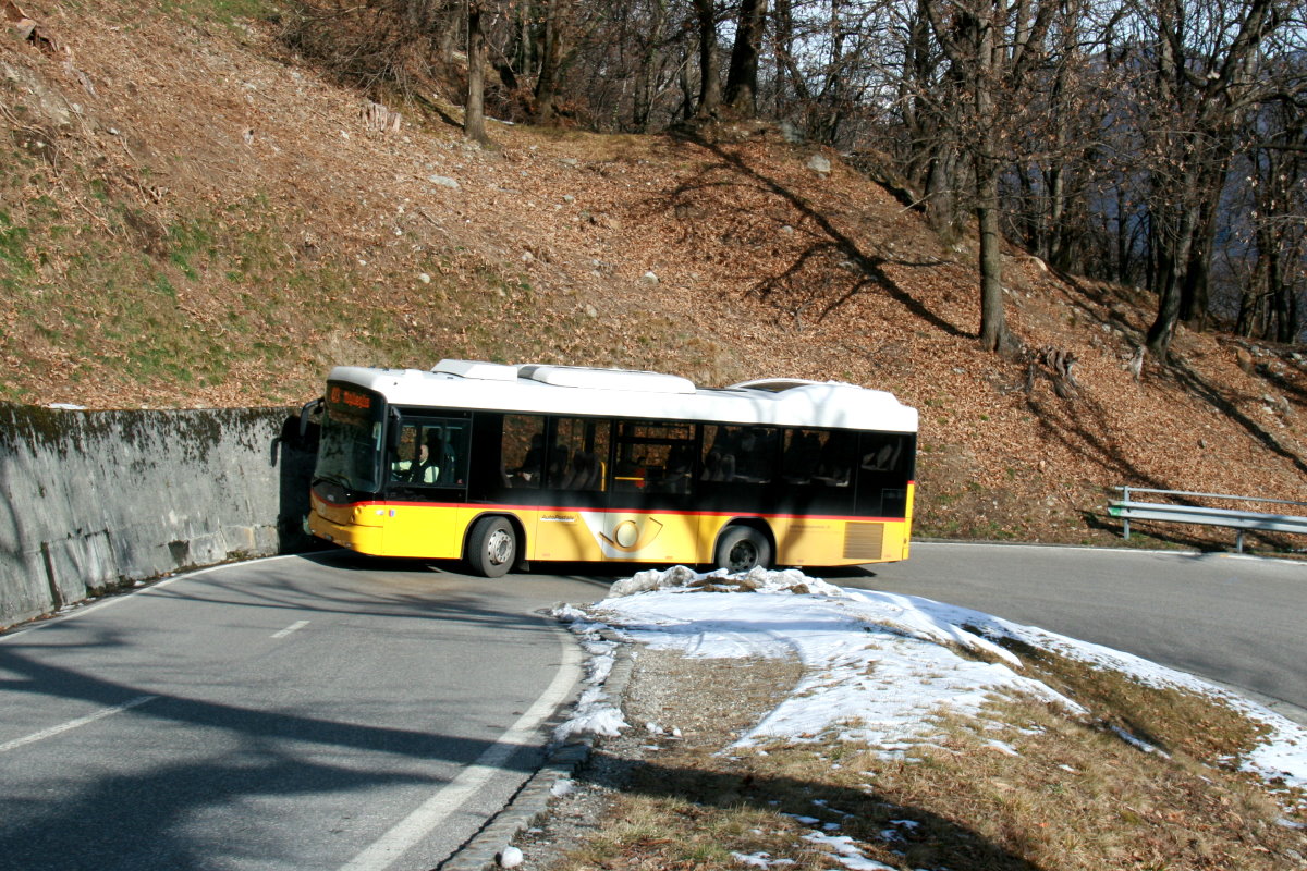 Ein Scania/Hess K320 UB Postauto auf dem Kurs 62.423 Lamone - Miglieglia auf der steilen Serpentinenauffahrt nach Mugena. Mit bis zu 22% Steigung ist es eine der steilsten Bergposstrassen der Schweiz. Ein großer Dank geht an Luca Devecchi für den Tip;-); 31.01.2015