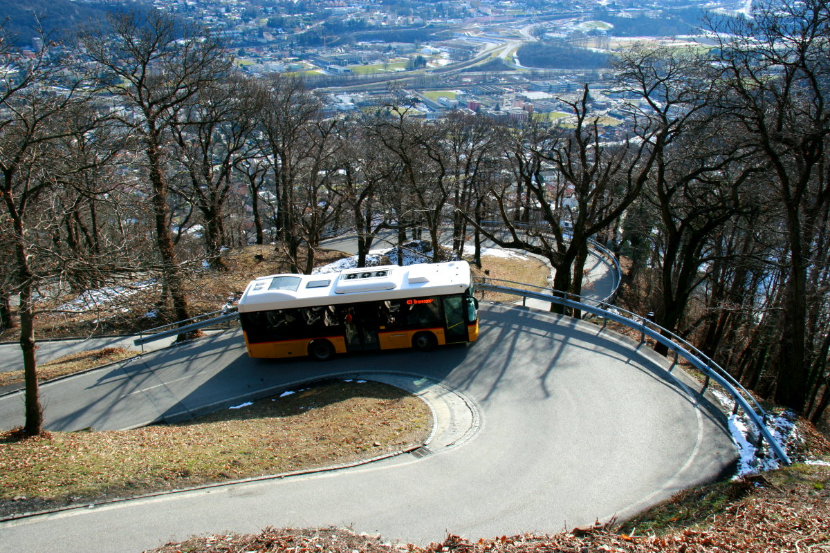 Ein Scania/Hess K320 UB Postauto auf dem Kurs 62.423 Lamone - Miglieglia auf der steilen Serpentinenauffahrt nach Mugena. Mit bis zu 22% Steigung ist es eine der steilsten Bergposstrassen der Schweiz. Ein großer Dank geht an Luca Devecchi für den Tip;-); 31.01.2015