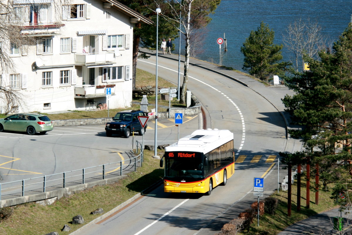 Ein Scania/Hess K320 UB Postauto auf dem Kurs 60.405 Seilbahn St. Jakob - Isental - Altdorf in Isleten; 07.03.2015