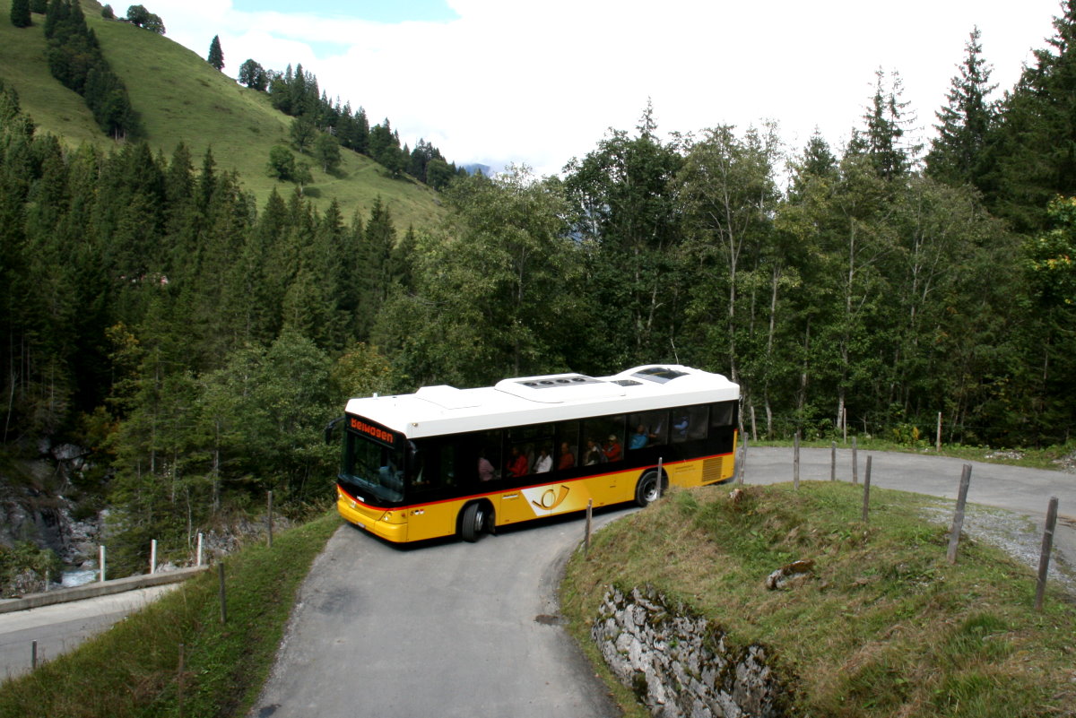 Ein Scania/Hess K320UB Postauto auf dem Kurs 31.164 Schwarzwaldalp - Meiringen (Rosenlaui-Linie) unterhalb von Rosenlaui; 19.09.2015