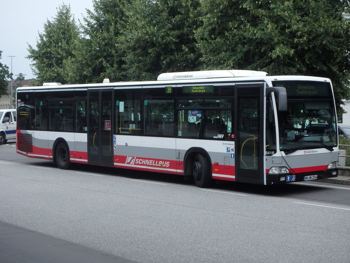 Ein Schnellbus der Hamburger Hochbahn im Juli 2017 auf der Linie 39 am U-Bahnhof Wandsbek-Markt