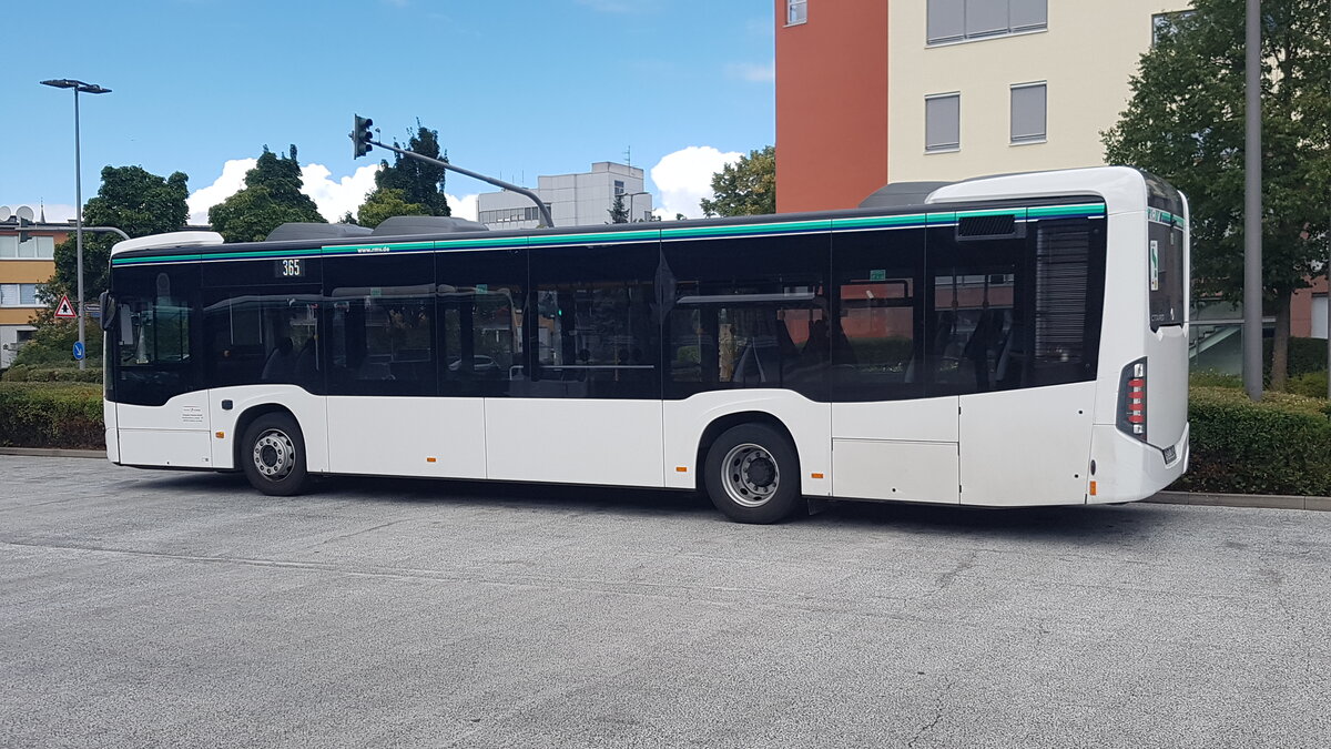 Ein schöner Citaro mit den neuen Rückleuchten wartet am Bad Homburger Bahnhof auf seine nächste Abfahrt. Der Bus ist auf der Linie 365 nach Bad Vilbel Bahnhof im Einsatz.
30.08.2025