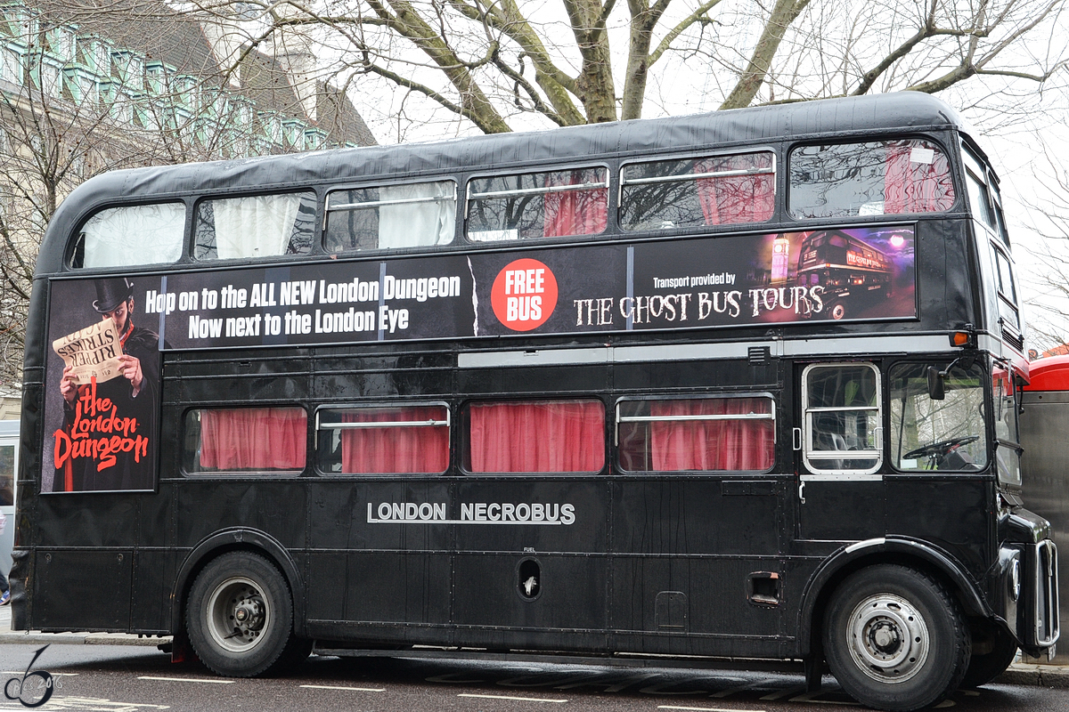 Ein schwarzer AEC Routemaster (RM1101) am 22.03.2013 in der Londoner Innenstadt.