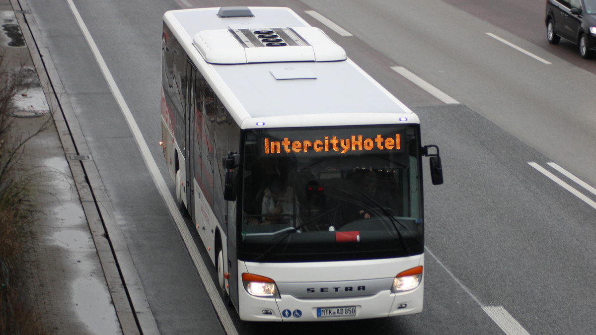 Ein Setra von Intercity auf dem Weg zum IntercityHotel auf der A5 am Frankfurter Flughafen. #2 | Januar 2018