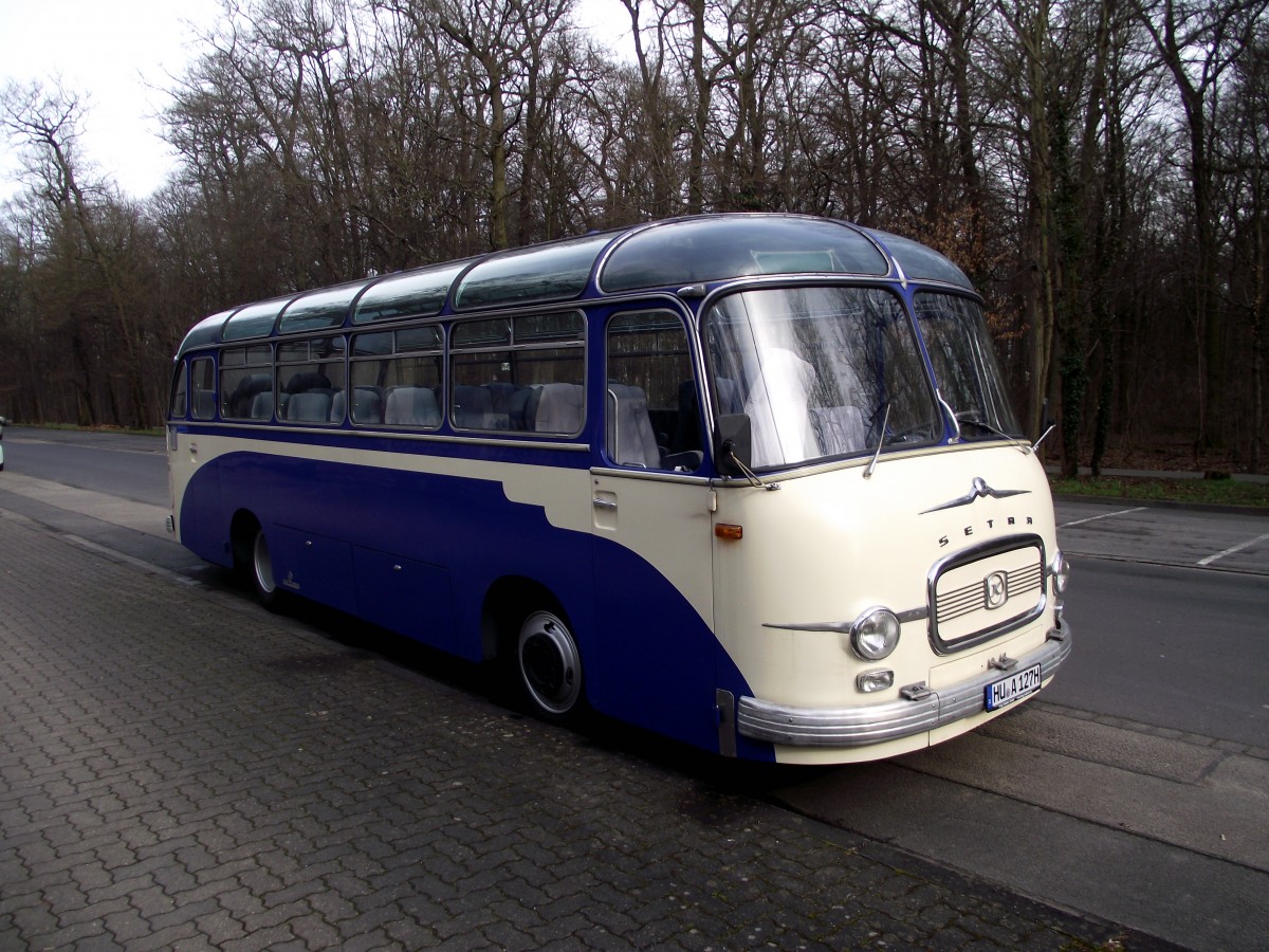Ein Setra Panorama Bus steht am 18.02.14 in Hanau