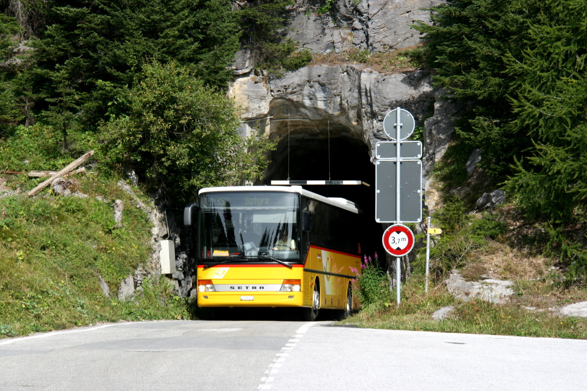 Ein Setra S 315 UL Postauto auf der Linie 12.352 Barrage du Rawil - Botyre bei der Tunnelausfahrt unterhalb der Barrage du Rawil; 03.09.2016