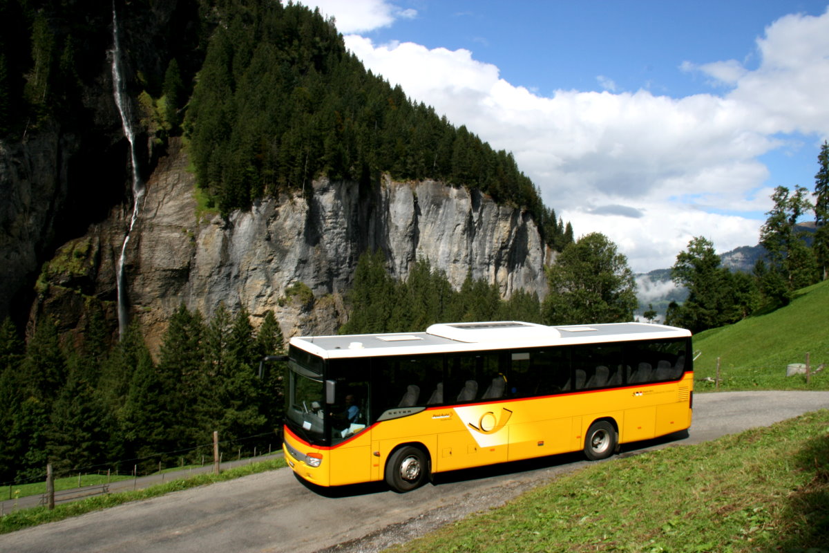 Ein Setra S 412 UL Postauto auf dem Kurs 31.164 Grindelwald - Schwarzwaldalp - Meiringen (Rosenlaui-Linie) unterhalb von Rosenlaui; 19.09.2015