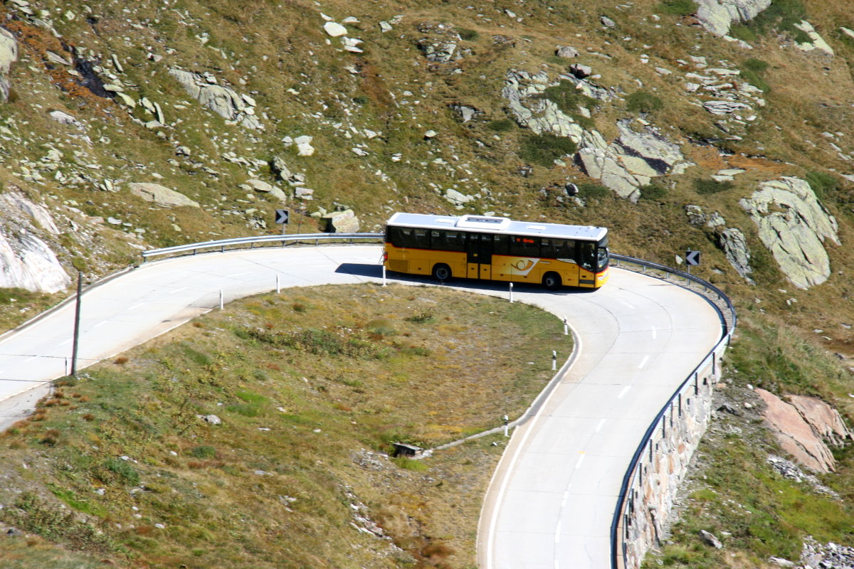 Ein Setra S 412 UL Postauto auf dem Kurs 62.111 Oberwald - Airolo auf der Nufenen Ostrampe ; 20.09.2015