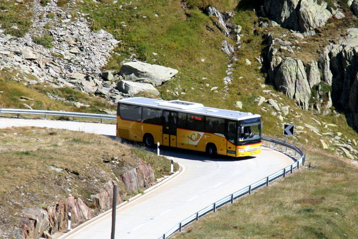 Ein Setra S 412 UL Postauto Postauto auf dem Kurs 62.111 Oberwald - Airolo auf der Nufenen Ostrampe ; 20.09.2015