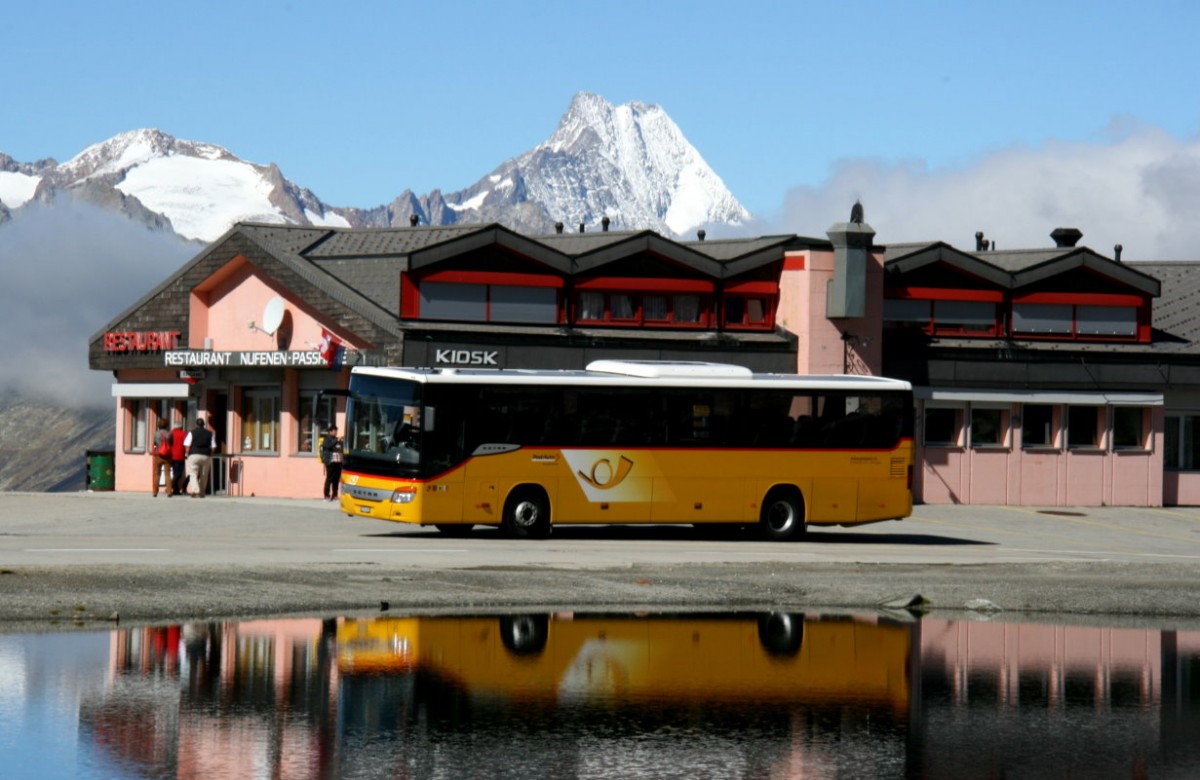 Ein Setra S 412 UL Postauto Postauto auf dem Kurs 62.111 Oberwald - Airolo auf der Nufenen Passhöhe in 2478 m.ü.d.M ; 20.09.2015
