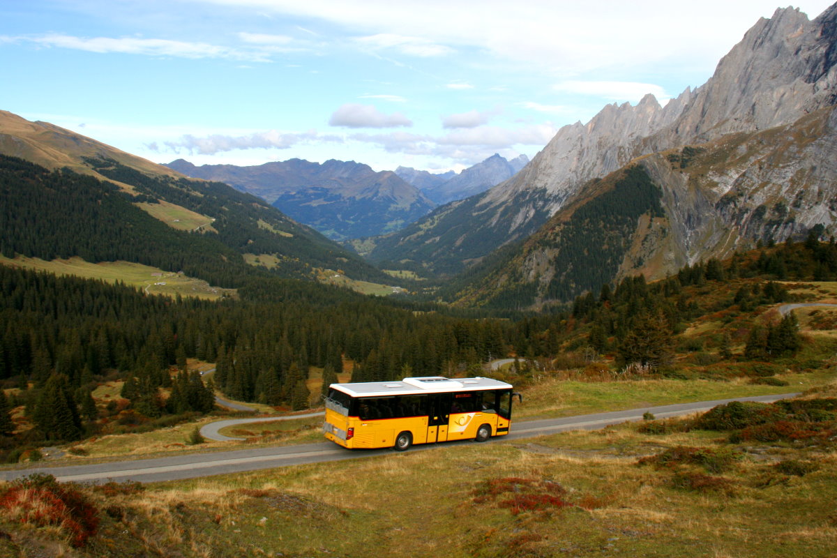 Ein Setra S 412 UL Postauto auf dem Kurs 31.164 Grindelwald - Schwarzwaldalp - Meiringen (Rosenlaui-Linie) unterhalb der Großen Scheidegg. Auf dem Foto sieht man schön wie sich die für den öffentlichen Verkehr gesperrte Straße ins Tal windet; 03.10.2015
