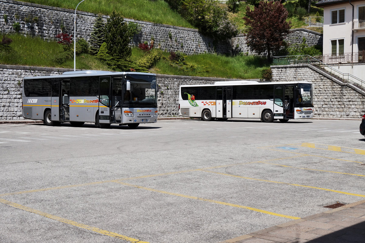 Ein SETRA S 412 UL und ein SETRA S 415 UL von DolomitiBus, stehen am 21.5.2016 bei der Haltestelle Calalzo FS.