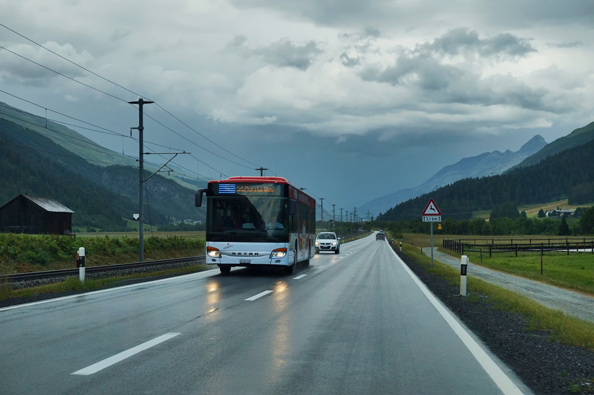Ein SETRA S 415 NF von ENGADIN BUS, unterwegs auf der Linie 90.606, als Kurs 665 (Chamues-ch, plaz - St. Moritz Bad, Signal), nahe Bever.
Aufgenommen am 21.7.2016.