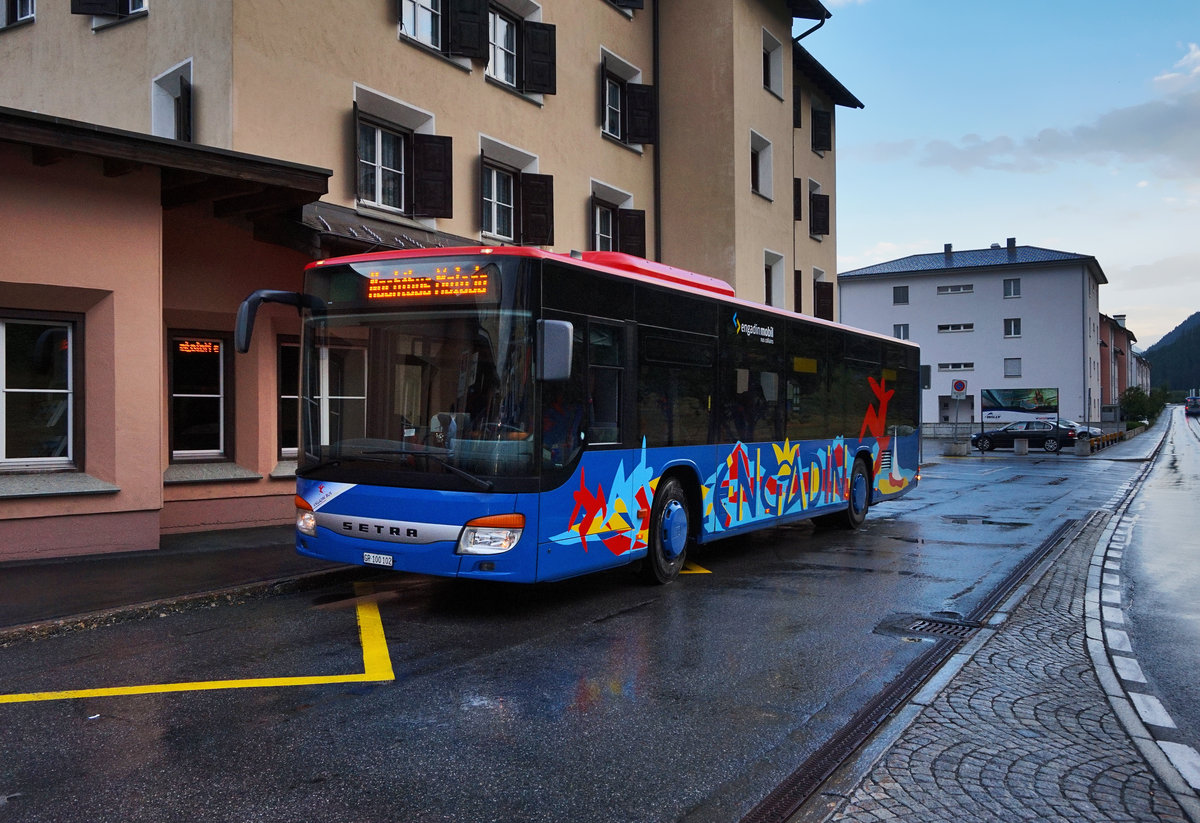 Ein SETRA S 415 NF von ENGADIN BUS, unterwegs auf der Linie 90.601, als Nachtbus-Kurs 903 (Samedan, Bahnhof - Maloja, Posta), bei der Haltestelle Samedan, Bahnhof.
Aufgenommen am 21.7.2016.