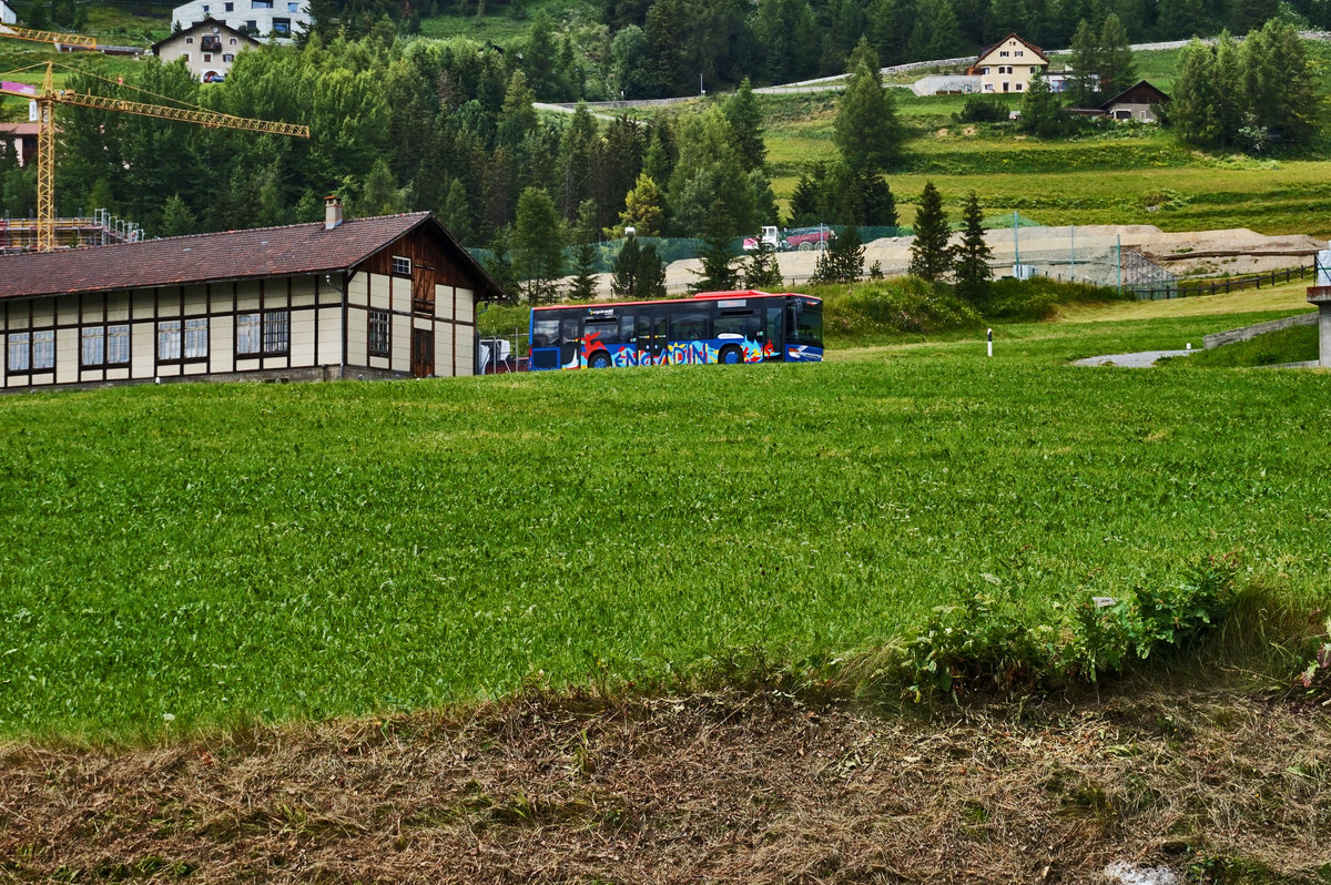 Ein SETRA S 415 NF von ENGADIN BUS, unterwegs auf der Linie 90.607, als Kurs 724 (Zuoz, staziun - Zernez, scoula), kurz nach dem Ortsende von Zuoz.
Aufgenommen am 21.7.2016.