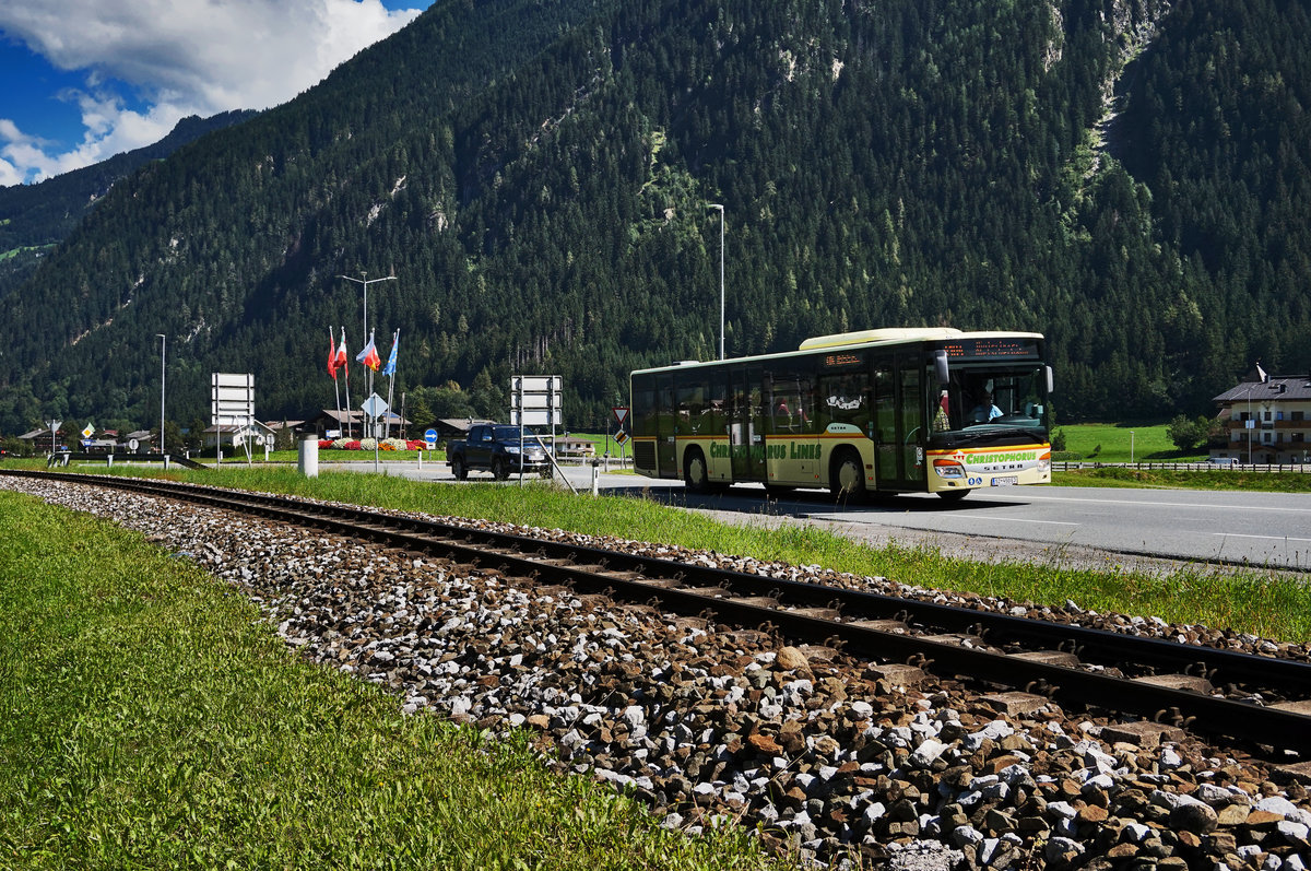 Ein SETRA S 415 NF von Christophorus Reisen, fährt zur Haltestelle Mayrhofen Bahnhof, um von dort aus auf der Kfl. 4104 den Kurs 2 nach 3Hintertux Gletscherbahn zu fahren.
Aufgenommen am 31.8.2016, nahe der Haltestelle Mayrhofen Bahnhof.