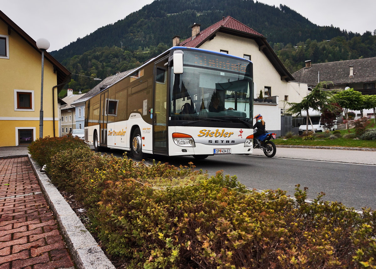 Ein Setra S 415 NF von Siebler Reisen fährt nahe der Haltestelle Steinfeld im Drautal Postamt vorüber.
Unterwegs war der Bus auf der Kfl. 5021 als Kurs 11 (Oberdrauburg Bahnhof - Gerlamoos).
Aufgenommen am 16.9.2016.