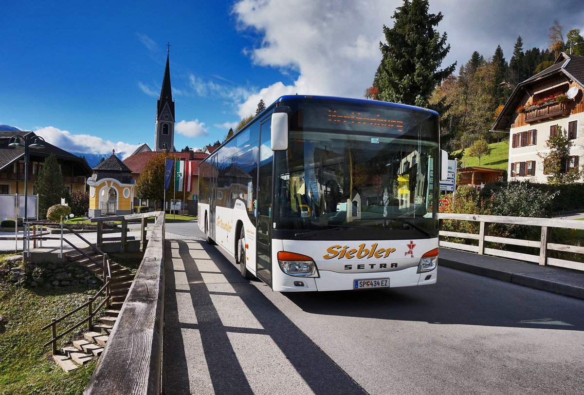 Ein Setra S 415 NF von Siebler Reisen, aufgenommen nahe der Haltestelle Berg im Drautal Mehrzweckhaus.
Unterwegs war der Bus auf der Kfl. 5021 als Kurs 11 (Oberdrauburg Bahnhof - Gerlamoos).
Aufgenommen am 21.10.2016.