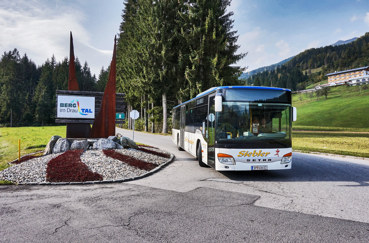 Ein Setra S 415 NF von Siebler Reisen, aufgenommen bei der Ortseinfahrt von Berg im Drautal.
Unterwegs war der Bus auf der Kfl. 5021 als Kurs 11 (Oberdrauburg Bahnhof - Gerlamoos). Aufgenommen am 13.10.2016.
