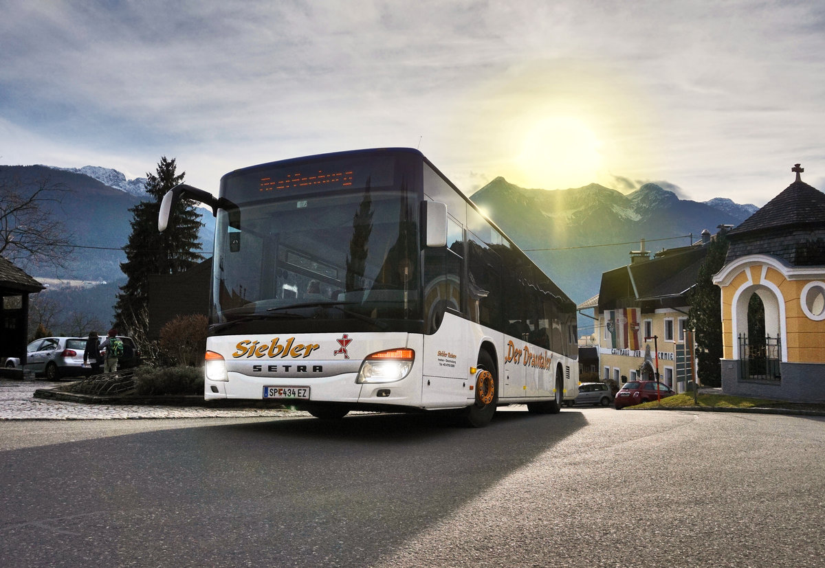 Ein Setra S 415 NF von Siebler Reisen, aufgenommen nahe der Haltestelle Berg im Drautal Mehrzweckhaus.
Unterwegs war der Bus auf der Kfl. 5021 als Kurs 11 (Oberdrauburg Bahnhof - Gerlamoos). Aufgenommen am 13.10.2016.