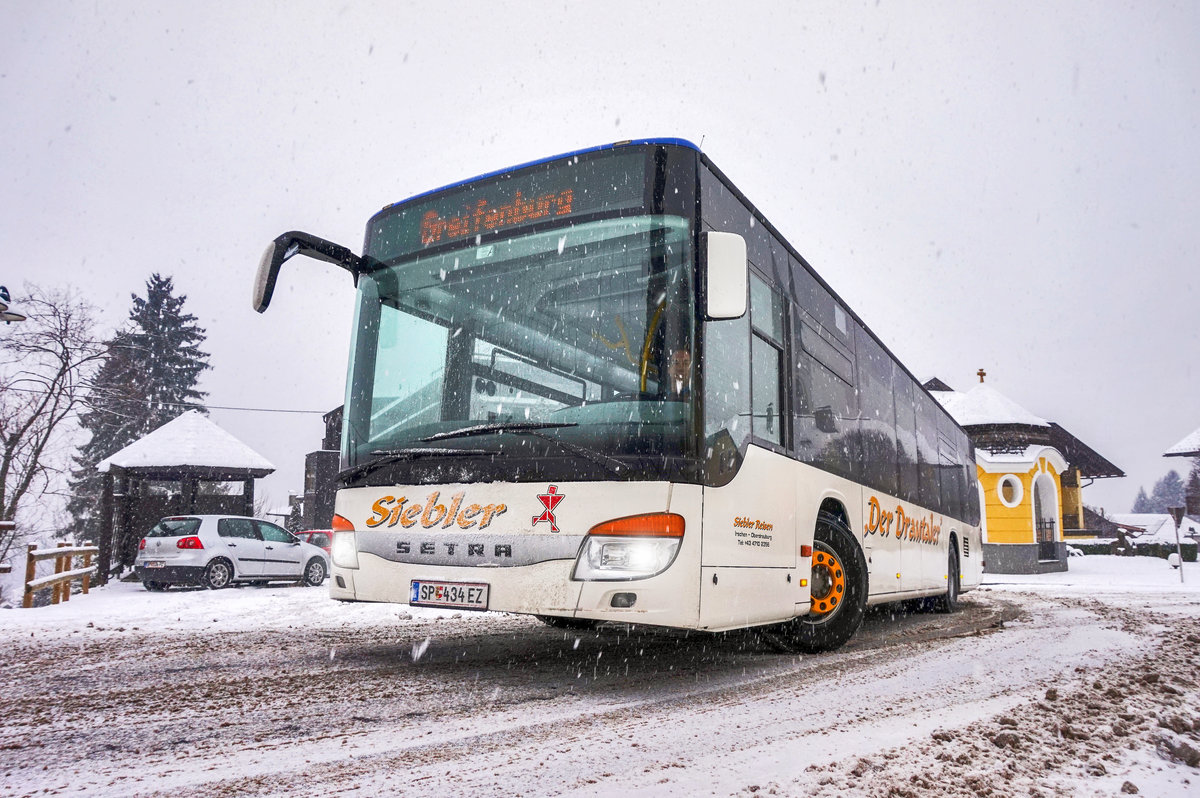 Ein Setra S 415 NF von Siebler Reisen, aufgenommen nahe der Haltestelle Berg im Drautal Mehrzweckhaus.
Unterwegs war der Bus auf der Kfl. 5021 als Kurs 11 (Oberdrauburg Bahnhof - Gerlamoos).
Aufgenommen am 13.1.2017.