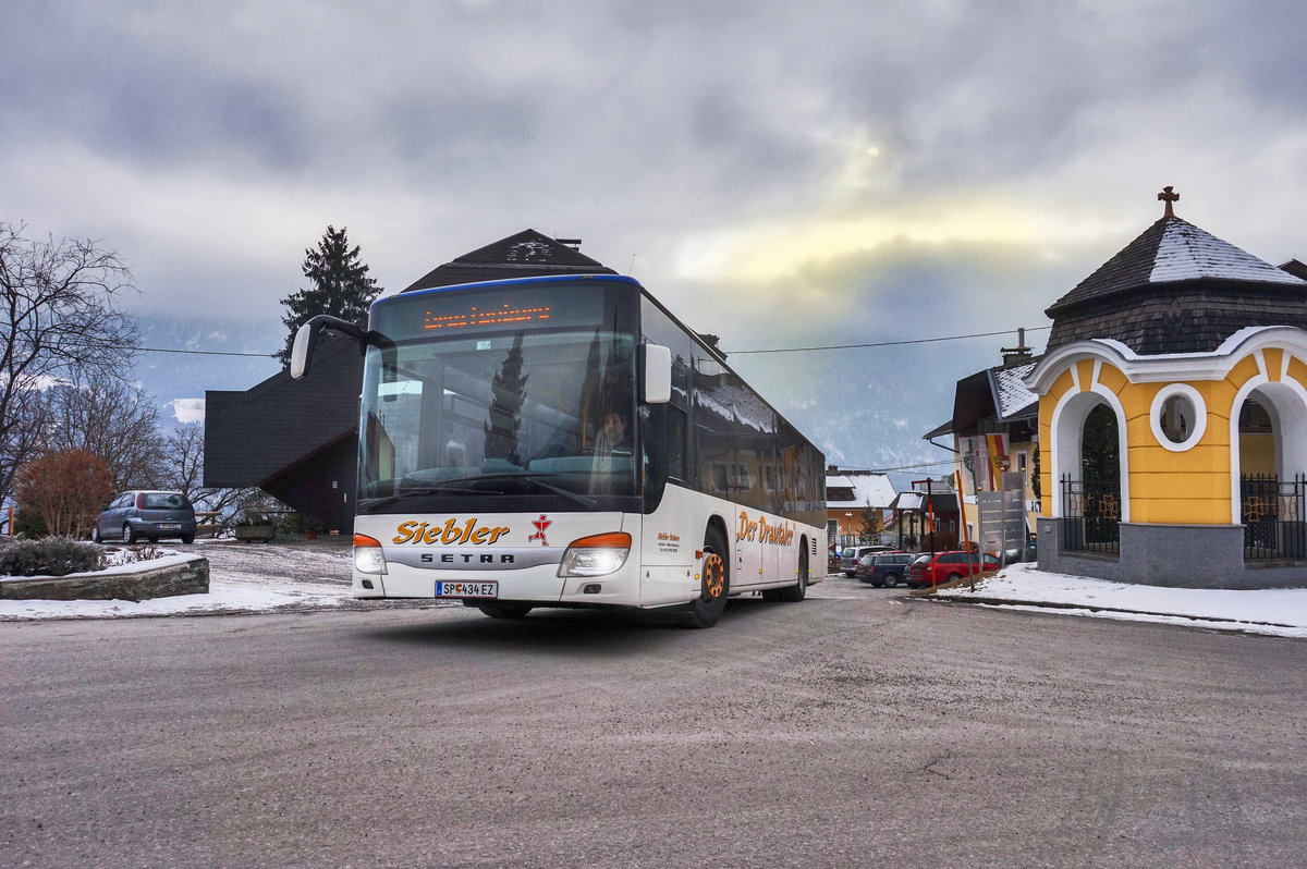 Ein Setra S 415 NF von Siebler Reisen, aufgenommen nahe der Haltestelle Berg im Drautal Mehrzweckhaus.
Unterwegs war der Bus auf der Kfl. 5021 als Kurs 11 (Oberdrauburg Bahnhof - Gerlamoos).
Aufgenommen am 13.1.2017.