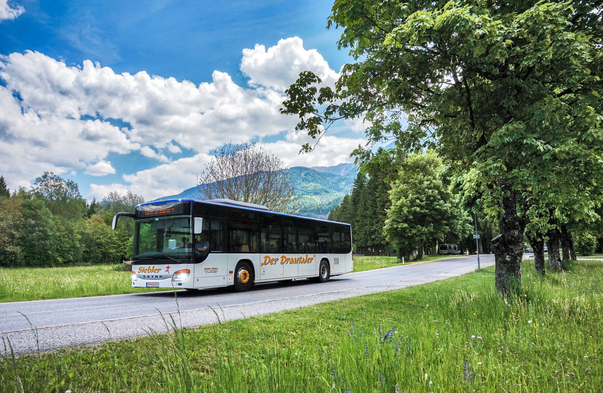 Ein SETRA S 415 NF von Siebler Reisen fährt nahe der Haltestelle Berg im Drautal Bahnhof vorüber.
Unterwegs war der Bus als Kurs 27 (Steinfeld im Drautal Volksschule - Oberdrauburg Bahnhof).
Aufgenommen am 19.5.2017.