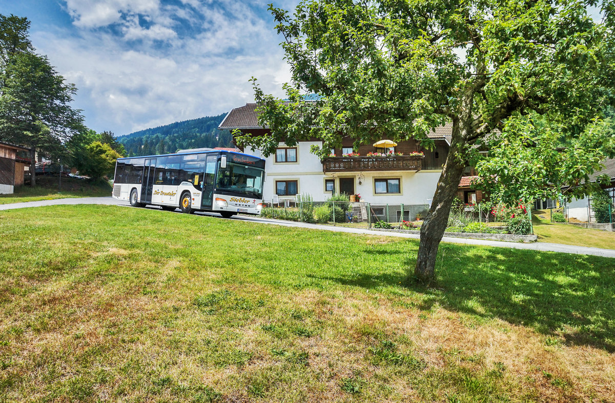 Ein SETRA S 415 NF von Siebler Reisen, aufgenommen am 23.6.2017, nahe der Haltestelle Berg im Drautal Mehrzweckhaus.
Unterwegs war der Bus auf der Kfl. 5021 als Kurs 11 (Oberdrauburg Bahnhof - Gerlamoos).