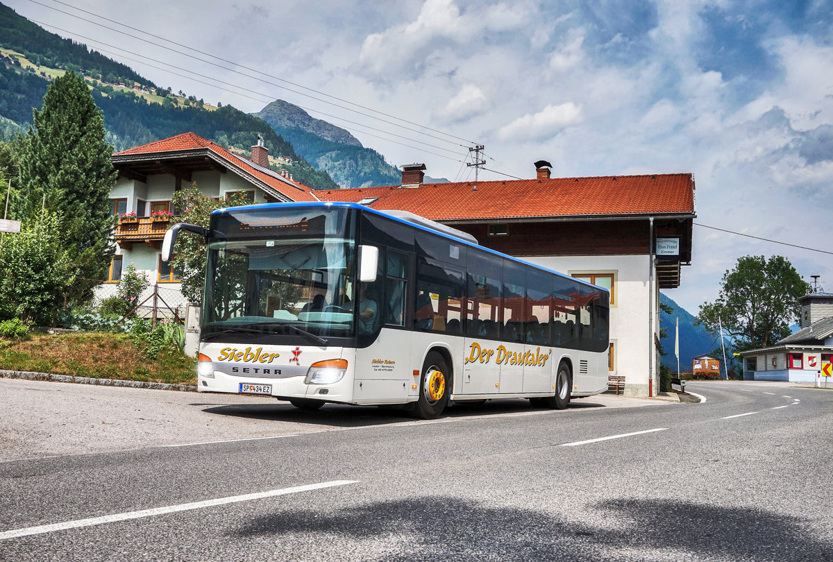 Ein Setra S 415 NF von Siebler Reisen, aufgenommen am 23.6.2017, beim Halt an der Haltestelle Radlach Hinterradlach.
Unterwegs war der Bus auf der Kfl. 5021, als Kurs 29 (Steinfeld im Drautal Volksschule - Oberdrauburg Bahnhof).